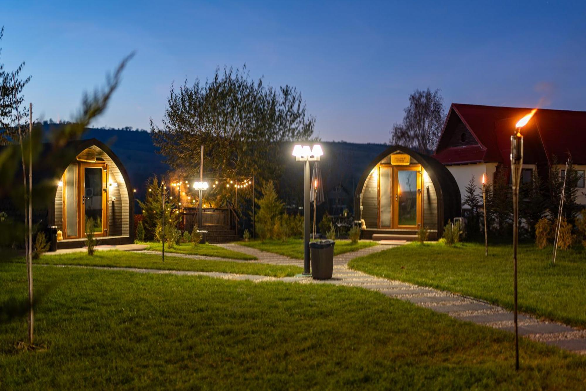 Glamp In Style Pods Resort Bran  Exterior foto